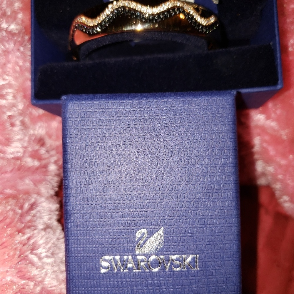 Beautiful Swarovski Bangle Final Price - Picture 2 of 8